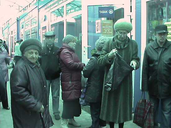 V Moskvě Čechov staří lidé začali distribuovat chléb zdarma