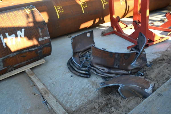 Jedním z budoucích mostní piloty, ohnuté během procesu instalace.  Foto: ankerch-crimea.ru