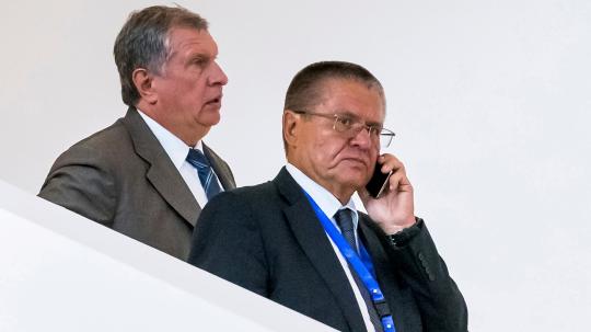 CEO Rosněfť Igor Sečin (l.) So ministr hospodářství Alexej Ulyukayev v krku.  Zastřelen v srpnu 2016. (Foto: Alexander ZEMLIANICHENKO / Reuters)