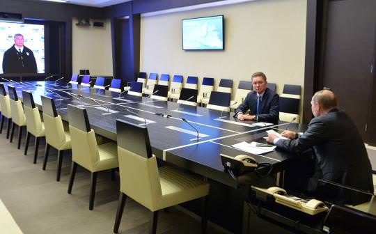 Nejdůležitější rozhodnutí se přijímají v malém kruhu: Rosněfť generální ředitel Sečin Gazprom CEO Miller prezident Putin (Vl ..).  (Obrázek: Alexei Druzhinin / AP)