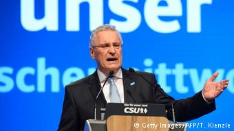 Herrmann chce policisty mít náhodné stop-and-search pravomoci Deutschland Politischer Aschermittwoch der CSU v Pasov (Getty Images / AFP / T. Kienzle)