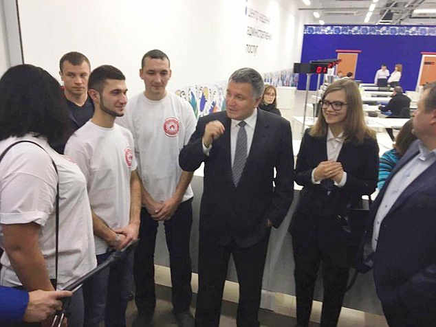 Anastasia Deeva (na snímku vpravo) byl bráněn ministr vnitra Arsen Avakov (vlevo)&nbsp;