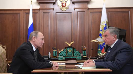 Mistr a jeho sluha: Ruský prezident Vladimir Putin (l). A Rosněfť generální ředitel Igor Sečin.  (Obrázek: Alexei Druzhinin / Keystone)