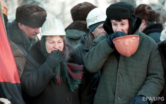 : I přes -20 ° C mrazu, několik stovek ukrajinských horníků z regionů všechny horníků stojí mimo parlament v Kyjevě 02. prosince 1998, jako diskuse o státním rozpočtu na rok 1999 je v plném proudu.  Horníci požadují zvýšení plateb do uhelného průmyslu 5,5 miliardy hřiven (USA $ 1,57 mld), zatímco vláda hodlá poskytnout pouze 1,6 miliardy hřiven (USA $ 457 milionů).