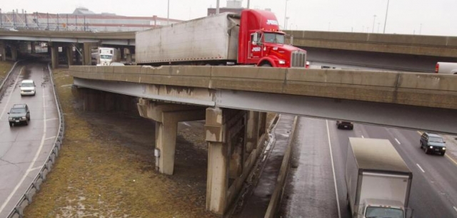 CHICAGO - 20. února: Traffic je vidět 20. února 2004 v rámci ‚Circle Interchange‘ v Chicagu.  .Podle zprávu uživateli American Highway Alliance, I-90/94 a I-290 křižovatka, známá jako ‚Kruh Interchange,‘ je hodnocena jako americký třetí nejhorší dopravní zúžení.  Vzájemná výměna je viněn z více než 25 milionů hodin zpoždění dopravy každý rok.  (Foto: Tim Boyle / Getty Images)