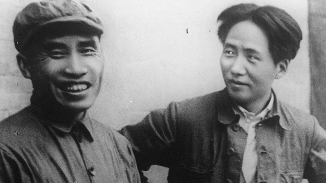 Kreml opravdu chtěli uspořádat tajný kanál dodávky zbraní do čínských komunistů (na obrázku zleva doprava - Zhu De a MAO Tszedun) - otevřeným odpůrcem SSSR spojence Chan Kayshi