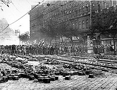 Demonstrace převzal v Budapešti, a pak se rozšířil do dalších měst. Zabránit lidem mohl Žádná ze stran šéfové, ani opozice, ani intelektuálové