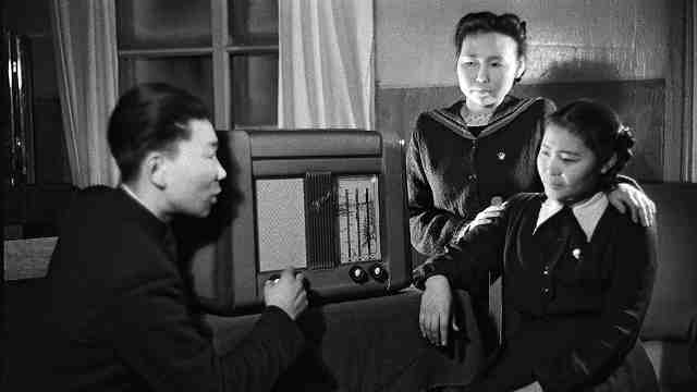 Během války, je povolena pouze společně poslouchat rádio pouze v nastaveném čase 