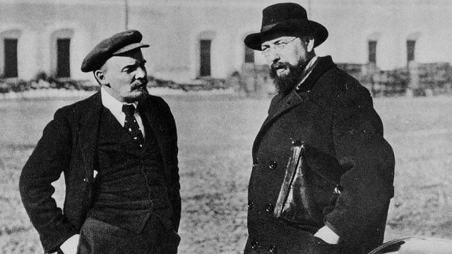 Zakladatelé sovětského Ruska, Vladimir Uljanov-Lenin a Vladimír Bonch-považovány propadnutí příspěvku důchodového spoření na zřízení sociální spravedlnosti a budování lepší budoucnosti
