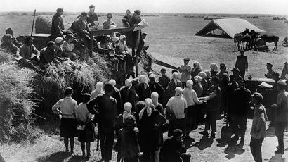 16.března 1927 vydal dekret z Ústředního výkonného výboru a SNK kolektivních farem