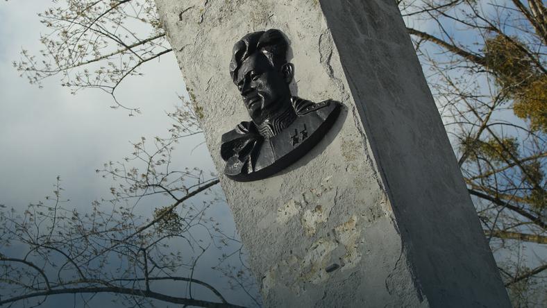 17.září 2015 roku. Měnové orgány, malé město v severním Polsku, demontovat pomník Ivan Chernyakhovsky