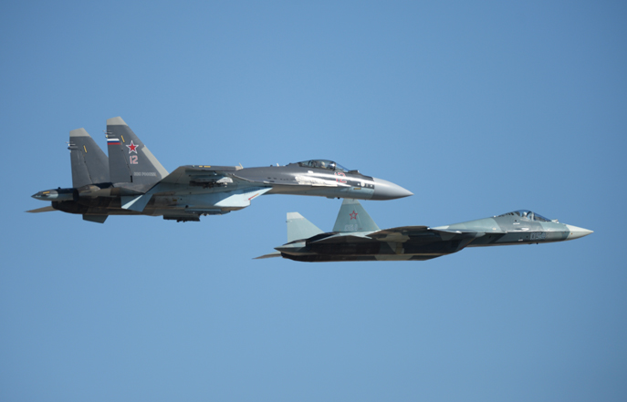 Generace letadla 4 Su-35 vedle svého nástupce, páté generace T-50 letadel © Mikhail Voskresensky, RIA Novosti