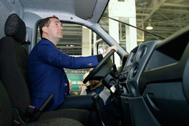 Medveděv ocenil výhody podpory pro automobilový průmysl v roce 2016