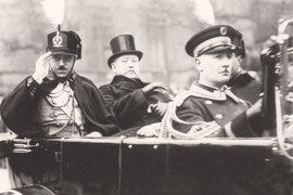 V září 1924, Emir Amanulláh (vlevo na fotografii), pozvali sovětští piloti na pomoc afghánské armády, který vedl k intenzivních bojů s povstaleckého hnutí v centru země