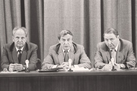 Ministr vnitra SSSR, Boris Pugo, místopředseda SSSR Gennadij Yanayev, místopředseda Rady obrany Oleg Baklanov na tiskové konferenci Emergency výboru Státní