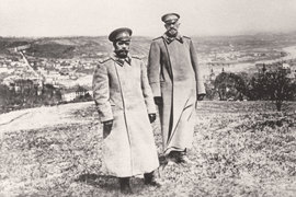 V srpnu 1915, Nicholas II osobně převzal post vrchního velitele, degradovat ho do velmi populární velkokníže Nikolaj