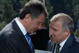 V případě, že dohoda projde, od Eduard Khudainatov (vpravo), může být velký podíl „Rosněfť“ Igor Sechin než