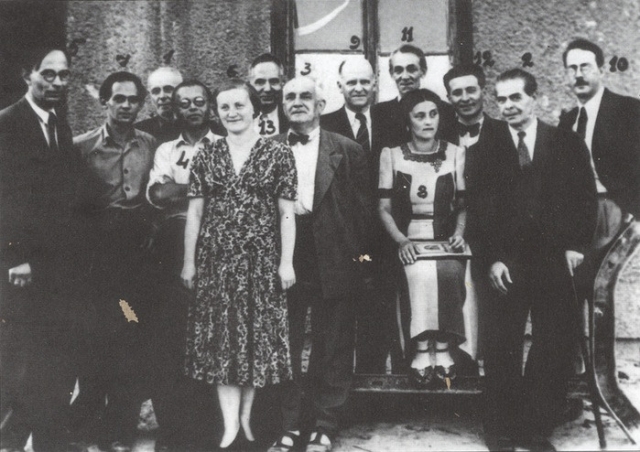 Zcela vlevo - Boris Filippov, další - Ivan Elagin, třetí zprava - Olga Anstey.  pohled: