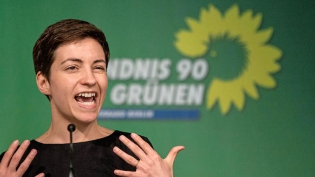 Vůdce skupiny zelených v Evropském parlamentu, Ska Keller, vyzývá k celoevropské referenda a snížení Evropskou komisí. Foto: AP Vůdce skupiny zelených v Evropském parlamentu, Ska Keller, vyzývá k celoevropské referenda a snížení Evropskou komisí. Foto: AP