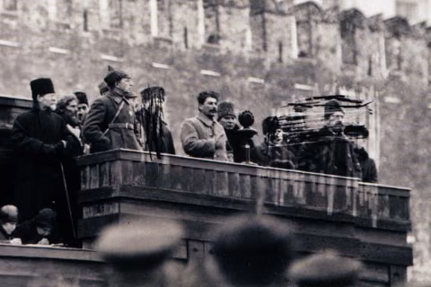 Na tribuně v roce 1925Z při pohřbu Frunze, zaškrtaní jsou Rykov, Bucharin a Kameněv, 