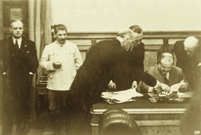 2_iwm_london_hu_39964-_the_nazi-soviet_non-aggression_pact_the_ribbentrop-molotov_pact_23_08_1939_3_0.jpg