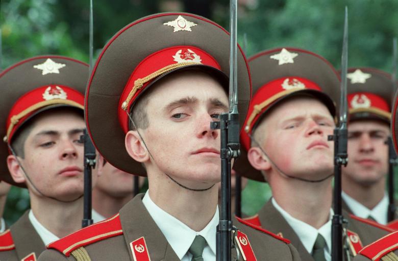 32Russische-Soldaten-verabschiedet-Archivfoto-und-Text-1993.jpg