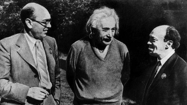 itzik-feffer-albert-einstein-and-solomon-mikhoels-1943_denik-630-16x9.jpg